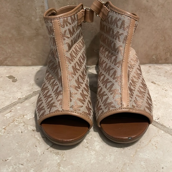 Michael Kors heels - Picture 2 of 9